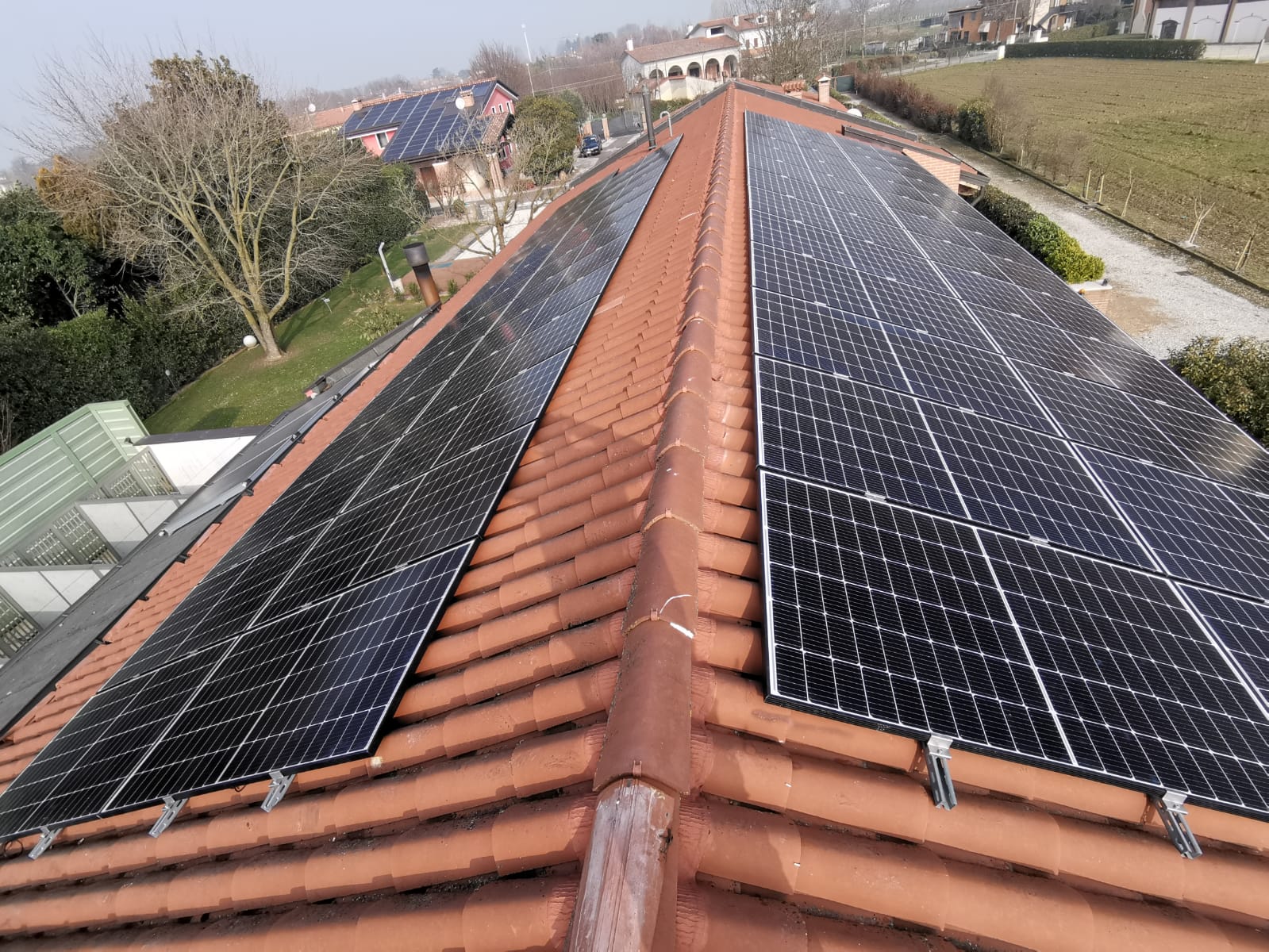 Impianto fotovoltaico installato su tetto a falde, provincia di Treviso