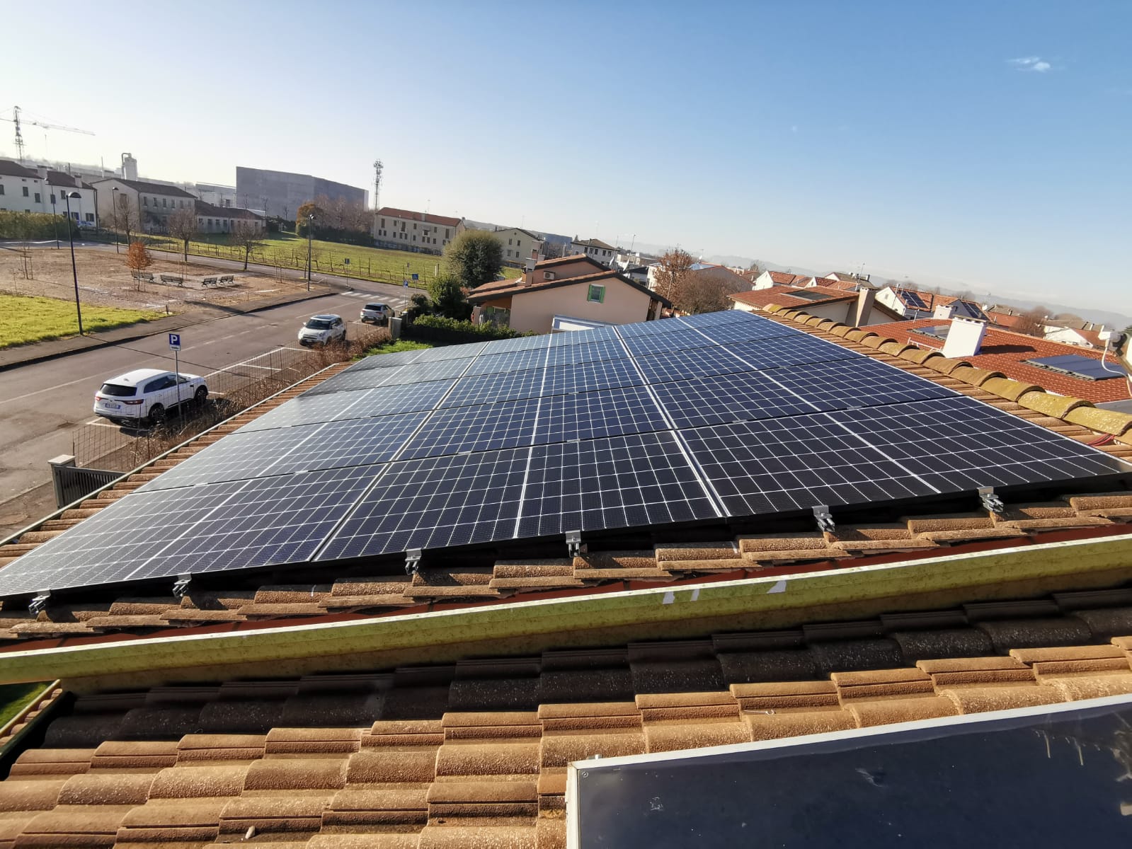 Impianto fotovoltaico su tetto a falda singola con vista urbana