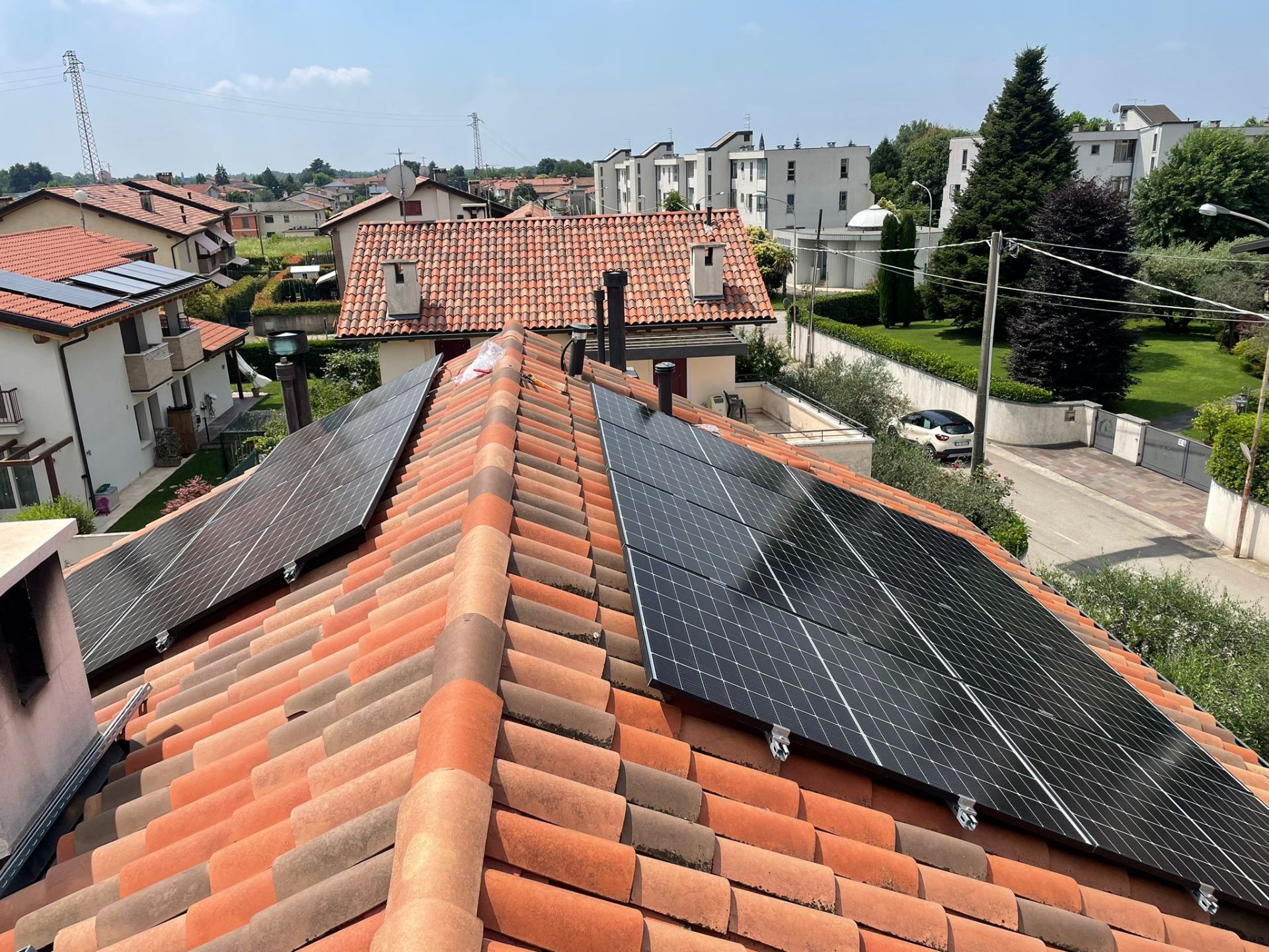 Doppia falda con moduli fotovoltaici neri su tetto in coppi