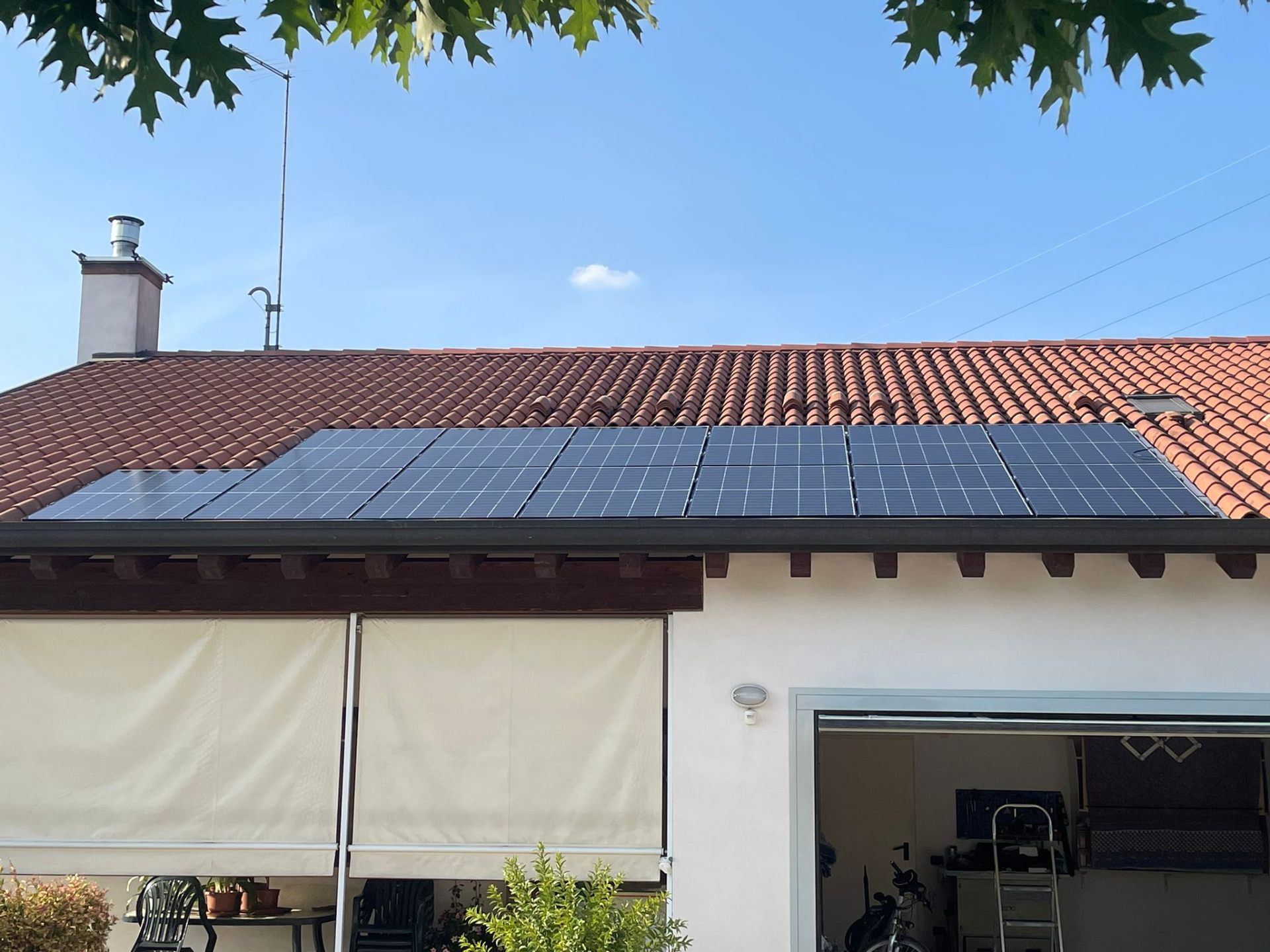Pannelli solari installati su pensilina con tetto in coppi