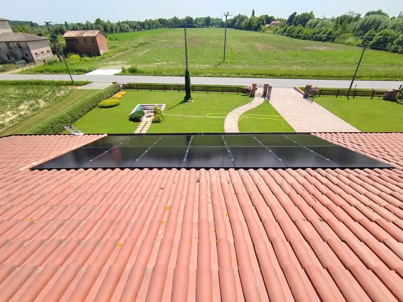 Impianto fotovoltaico full black con vista campagna veneta